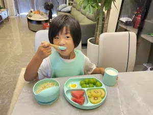 Kids silicone feeding set with divided plate, bowl, spoon, bib, and cup for toddler mealtime.