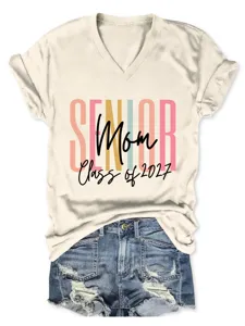 Vue détaillée d'un t-shirt beige à col V et manches courtes avec imprimé senior mom.