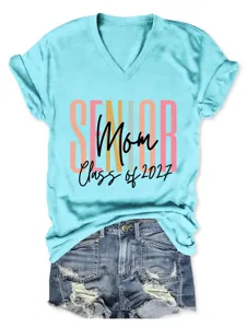 T-shirt décontracté bleu clair à col en V avec impression senior mom class of 2027.