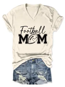 Γυναικείο casual T-shirt με V-neck και κοντό μανίκι με τύπωμα Football Mom και τζιν σορτς.
