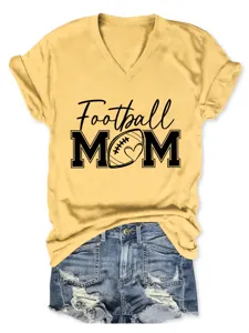 λεπτομερής όψη κίτρινου t-shirt με V λαιμόκοψη και κοντό μανίκι με κείμενο football mom και σορτς.