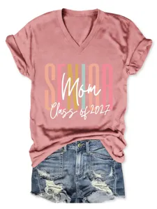 T-shirt femme à col V et manches courtes avec imprimé graphique senior mom class of 2027.