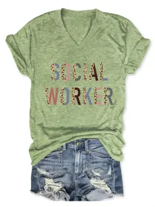 Groen V-hals t-shirt met korte mouwen en Social Worker grafische print, detailweergave.