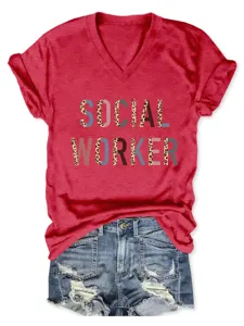 Detailweergave van het stijlvolle dames V-hals korte mouw t-shirt met social worker luipaardprint.