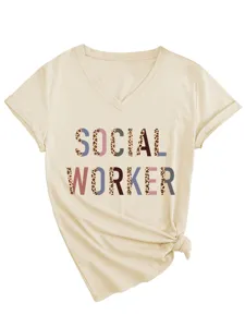 Casual dames social worker grafisch V-hals korte mouw t-shirt met knoopdetail.