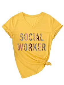 Dames V-hals korte mouw casual T-shirt met Social Worker print en knoopzoom stijlvak.