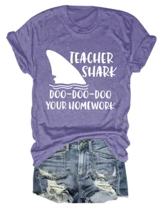 Dames casual korte mouw t-shirt met leuke haai opdruk en stijlvolle denim shorts.