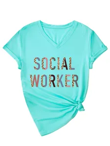 Turquoise kleurig V-hals korte mouw t-shirt met social worker grafische print detail.