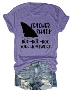 Dames casual paars korte mouw t-shirt met grappige haaienprint en denim shorts set.
