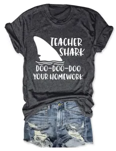 Gedetailleerd aanzicht van donkergrijs gemêleerd t-shirt met haai grafisch en denim short.