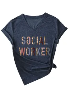 Gedetailleerd overzicht van dames V-hals korte mouw t-shirt met panterprint social worker print.