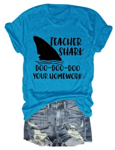 Casual blauw dames t-shirt met korte mouwen en grappige leraar haai grafische print.