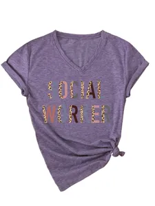 Gedetailleerd overzicht van het paarse V-hals t-shirt met sociale werker luipaardprint.