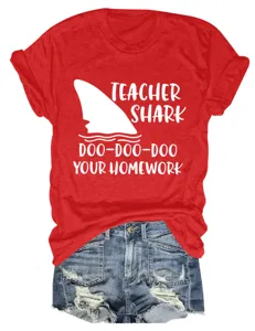 Rood leraar haai print korte mouw t-shirt gecombineerd met denim shorts voor dames dagelijks.