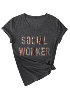Detailopname van donkergrijs v-hals t-shirt met luipaardprint social worker tekst.