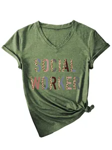 Gedetailleerd overzicht van het groene damest-shirt met V-hals en sociale werker print.