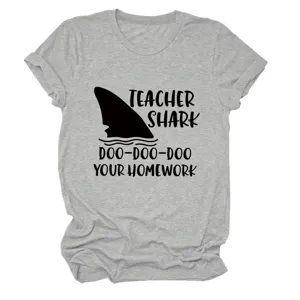 Grijs t-shirt met korte mouwen voorzien van grappige haaiengrafische en slogan.