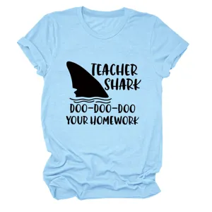 Lichtblauwe dames korte mouw T-shirt met grappige leraar haai grafische print voor dagelijks gebruik.