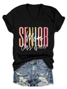 Gros plan detaille du t-shirt noir a col en V et manches courtes avec motif senior mom.