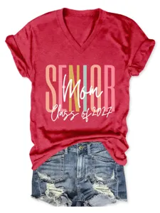 Vue rapprochée du t-shirt rouge à col en V et manches courtes avec texte senior mom 2027.