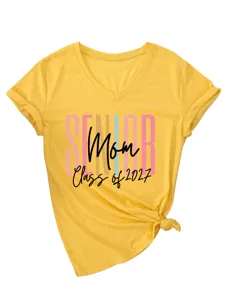 Détail du haut jaune à col V et manches courtes avec nœud tendance et imprimé graphique.