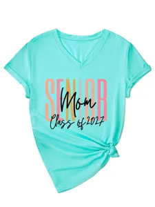 Détail d'un t-shirt turquoise à col en V, manches courtes, imprimé frontal et nœud.