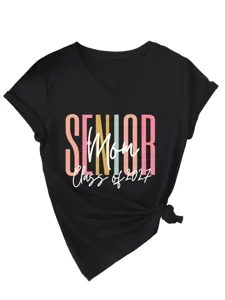 T-shirt graphique noir à col en V et manches courtes avec joli nœud sur le côté.