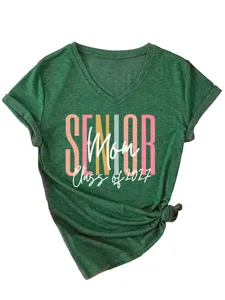 T-shirt vert foncé à col en V et manches courtes avec motif Senior Mom Class of 2027.