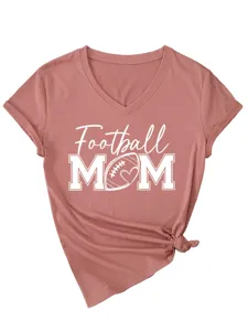 Λεπτομερης οψη της λευκης εκτυπωσης Football MOM σε ενα μοντερνο γυναικειο t-shirt.