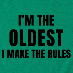 Groene t-shirt stofdetail met grappige tekstprint, casual korte mouw top van dichtbij.