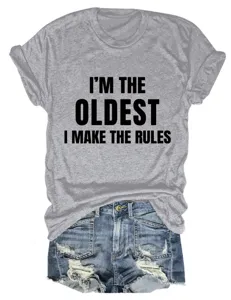 Casual grijs dames t-shirt met korte mouwen, opdruk en casual denim shorts detail.