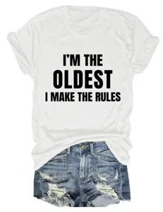 Casual wit dames t-shirt met korte mouwen en leuke letterprint gecombineerd met jeansshorts.