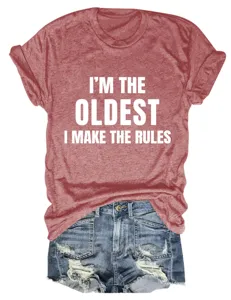 Close-up van rood dames t-shirt met korte mouwen en grappige tekst print ontwerp.