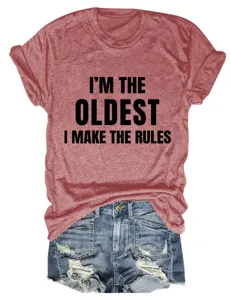 Casual dames t-shirt met korte mouwen en letteropdruk gecombineerd met trendy denim shorts.