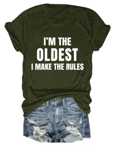 Close-up detailfoto met de grappige slogantekst gedrukt op het olijfgroene korte mouwen t-shirt.