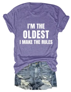 Paars dames casual ronde hals korte mouw t-shirt met grappige letterprint en denim shorts.