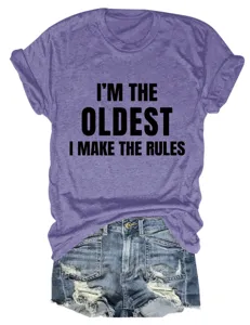 Casual paars t-shirt met korte mouwen gecombineerd met gescheurde denim shorts voor dames.