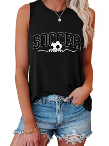 Gros plan sur le débardeur noir sans manches avec un motif graphique de maman de foot.