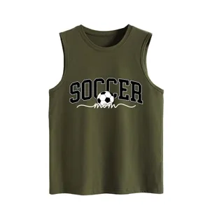 Débardeur graphique vert armée soccer mom gros plan, détail t-shirt sans manches été.