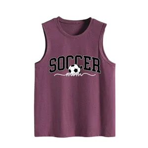 Vue détaillée de l'imprimé graphique avant SOCCER mom sur le débardeur violet pour femme.