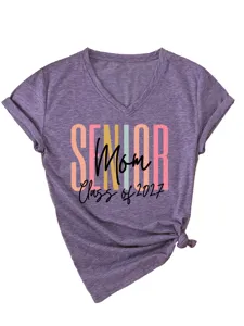 Détail du t-shirt violet chiné à col V et manches courtes avec revers et nœud avant.