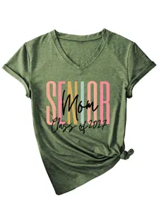 T-shirt femme col V vert olive à manches courtes avec imprimé Senior Mom Class 2027.