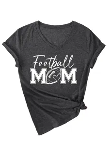 Σκούρο γκρι t-shirt με V-neck, κοντά μανίκια, football mom σχέδιο και μοντέρνο κόμπο.