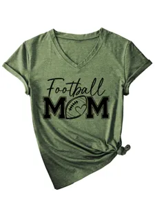 Γυναικείο casual T-shirt με V λαικόκοψη και κοντό μανίκι με τύπωμα football mom και κόμπο.