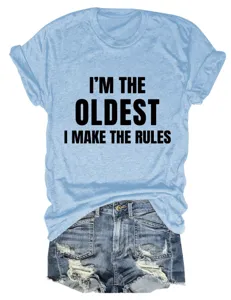 Casual dames t-shirt met korte mouwen en letterprint gecombineerd met spijkershorts.