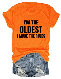Oranje korte mouw t-shirt met grappige tekst en blauwe denim shorts detailaanzicht.