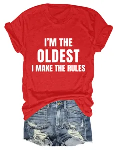 Rode dames korte mouw t-shirt met grappige letterprint gecombineerd met denim shorts voor de zomer
