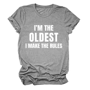 Detailopname van de grijze t-shirt stof met bedrukte letters en grappig ontwerp.