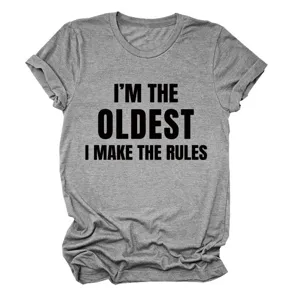 Gedetailleerd aanzicht van het grijze dames t-shirt met korte mouwen en grappige print.