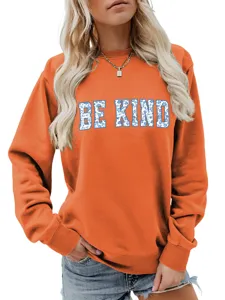 Felpa da donna arancione casual con stampa di lettere BE KIND floreale blu autunnale.